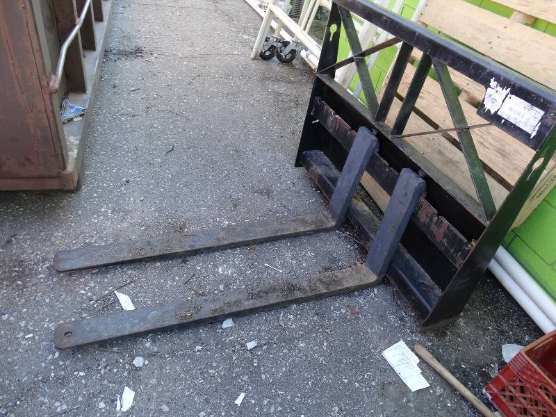 lot 326 image: Skid loader quick attach forklift forks