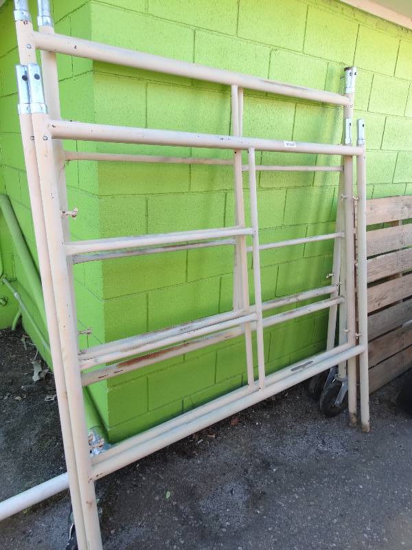 lot 327 image: Section of scaffolding w wheels