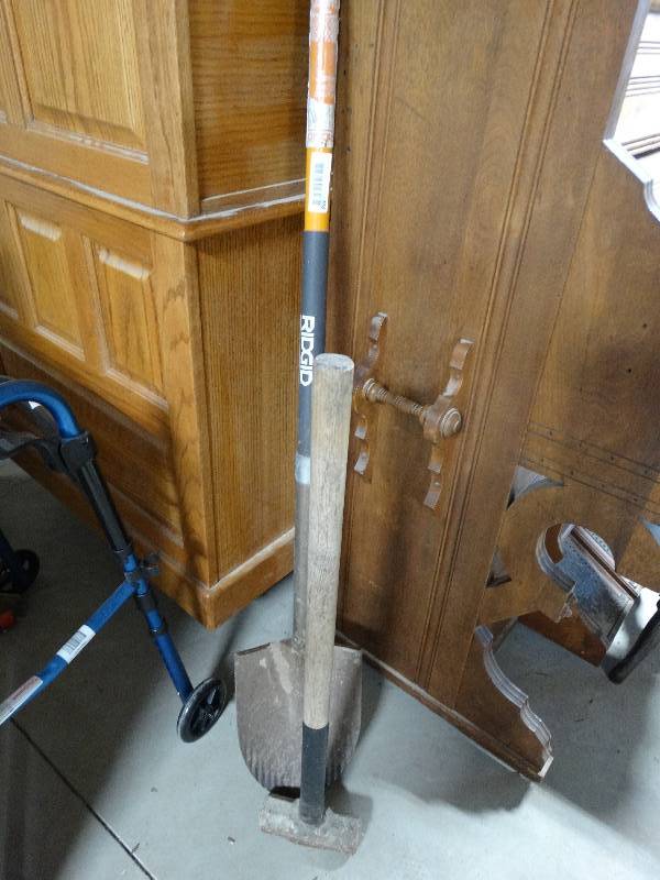 lot 358 image: Sledge hammer shovel