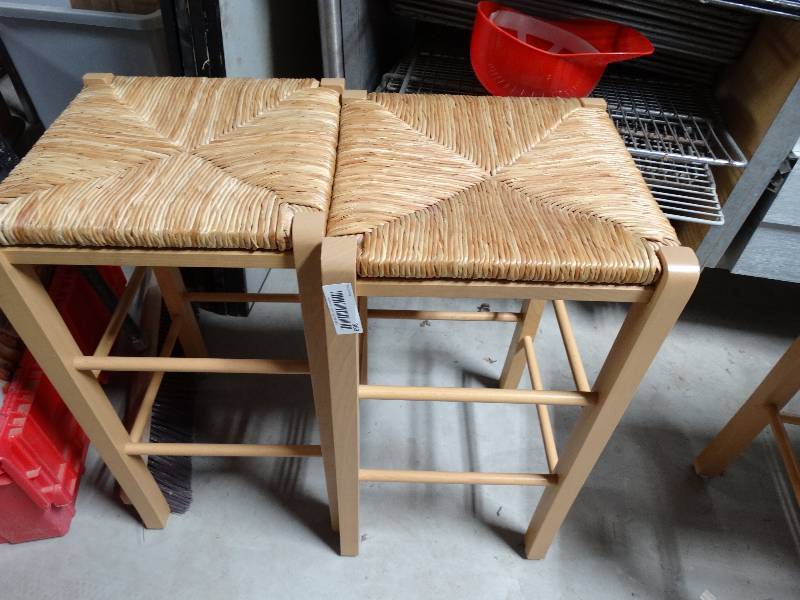 lot 363 image: 2 counter height bar stools