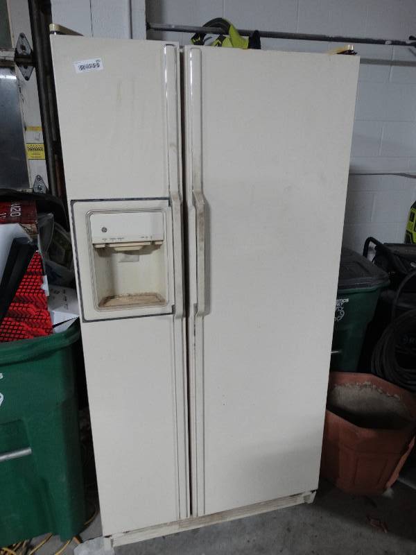 lot 390 image: GE side by side refrigerator w ice & water in door