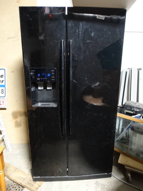 lot 391 image: Black Samsung side x side refrigerator w ice & water in door