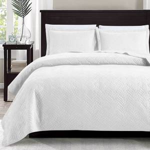 lot 92187 image: Loves cabin King Size Quilt Set White Bedspreads - Soft Bed Summer Quilt Lightweight Microfiber Bedspread- Modern Style Wave Pattern Coverlet for All Season - 3 Piece (1 Quilt, 2 Pillow Shams)