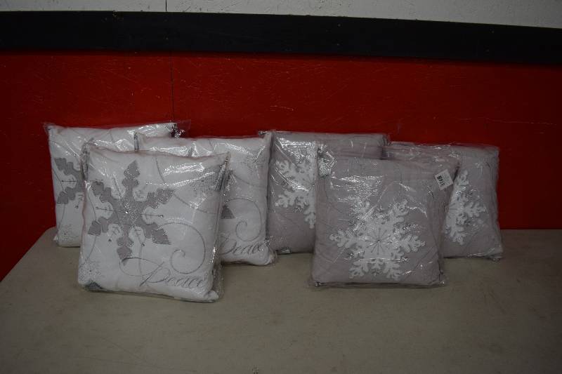lot 53 image: 6 Decorative Throw Pillows