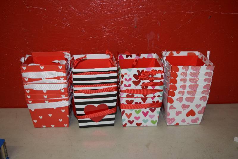 lot 115 image: 24 Cardboard Treat Buckets