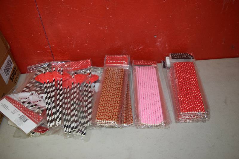 lot 118 image: 36 Packages of Paper Straws