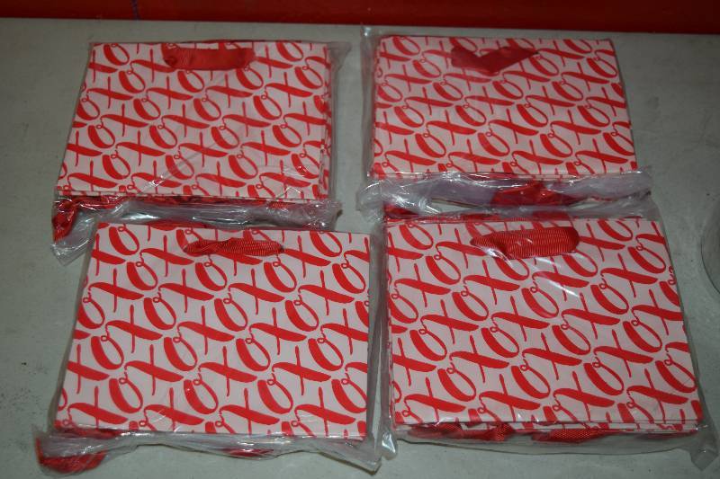 lot 119 image: 24 Gift Bags
