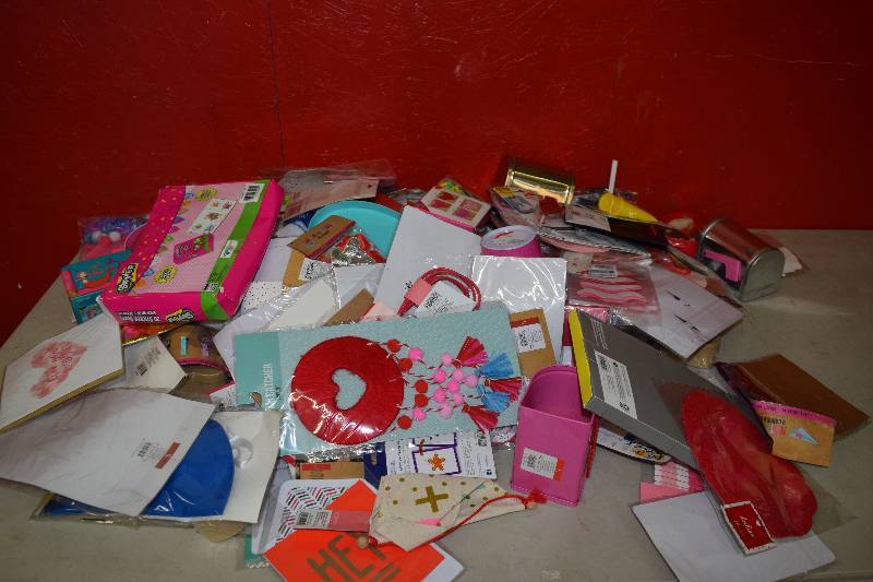 lot 176 image: Miscellaneous Valentines Day