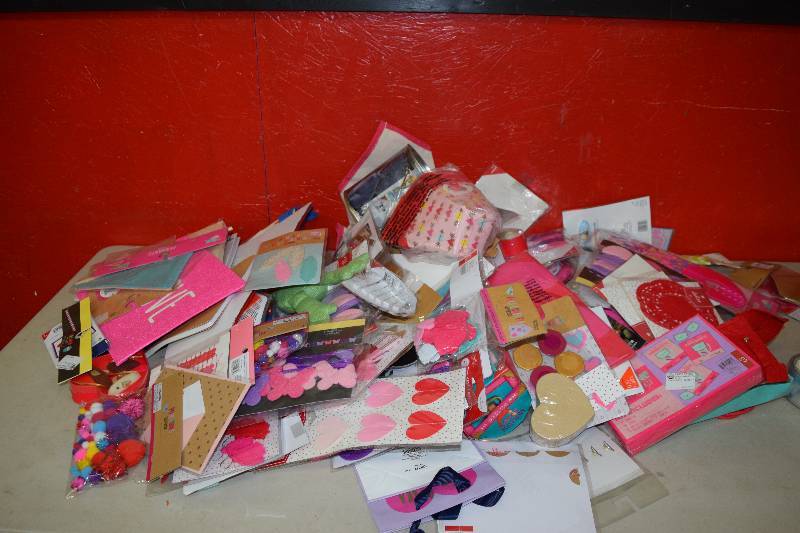 lot 180 image: Miscellaneous Valentines Day