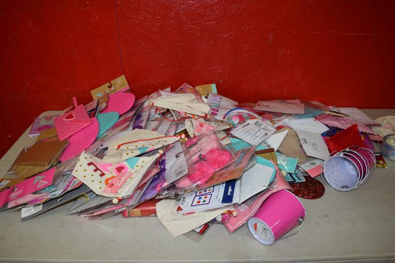 lot 182 image: Miscellaneous Valentines Day