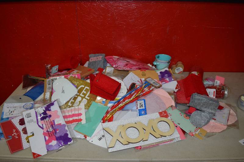 lot 184 image: Miscellaneous Valentines Day