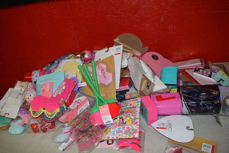 lot 185 image: Miscellaneous Valentines Day