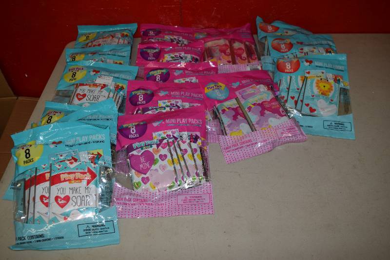lot 200 image: 16 Packages of 8 Mini Play Packs