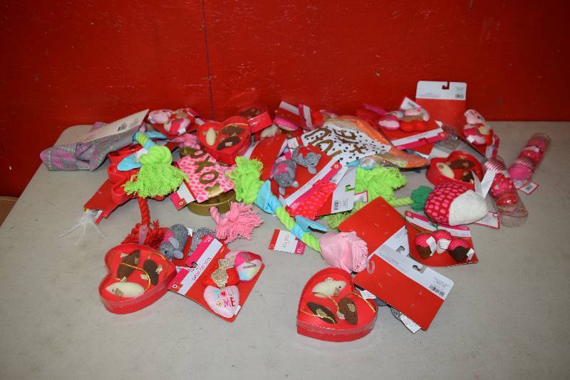 lot 207 image: Dog and Cat Toys