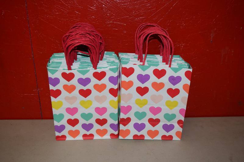 lot 209 image: 40 Gift Bags