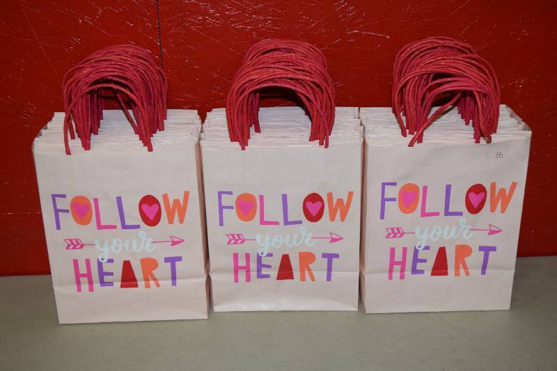 lot 210 image: 80 Gift Bags