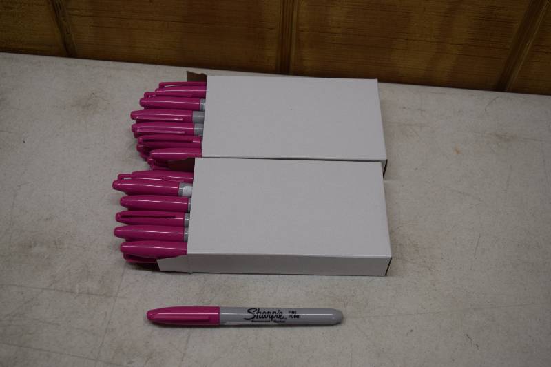 lot 224 image: 24 Sharpie Fine Point Markers