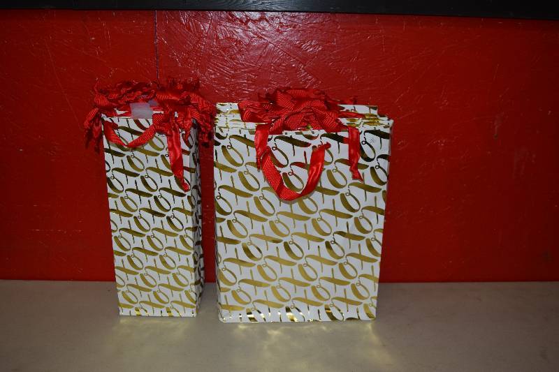 lot 212 image: 52 Gift Bags