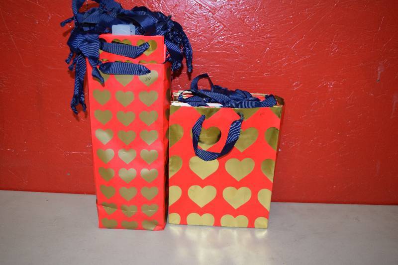 lot 213 image: 49 Gift Bags