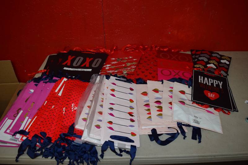 lot 214 image: 78 Gift Bags