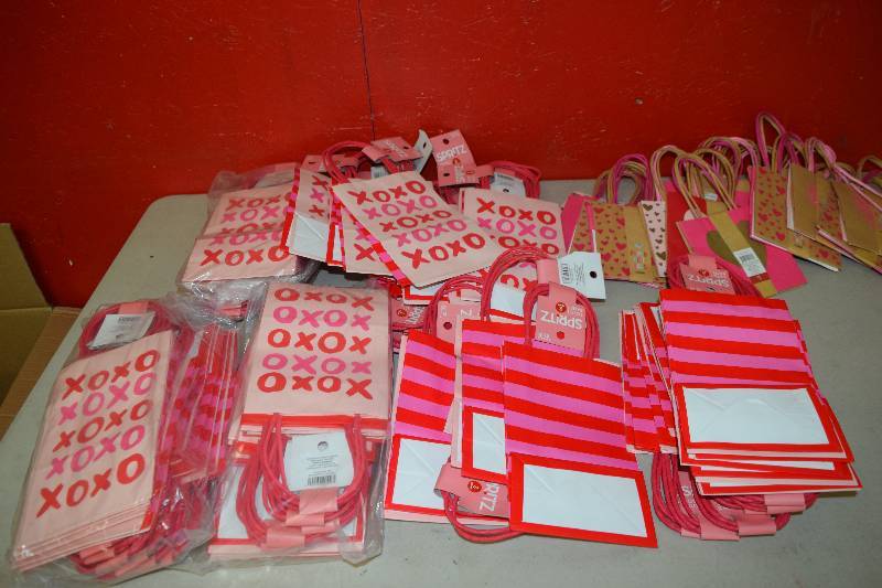 lot 215 image: 160 Gift Bags