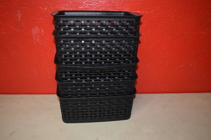 lot 280 image: 5 Plastic Storage Baskets