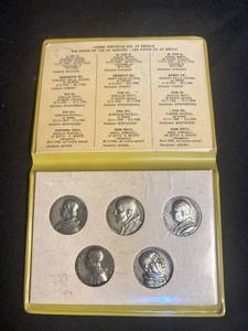 lot 4754 image: 1958 The Popes of the 20th Century, 5 coins mint condition