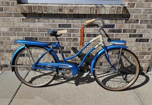 lot 4 image: Vintage 1960s Womens Western Flyer Bike