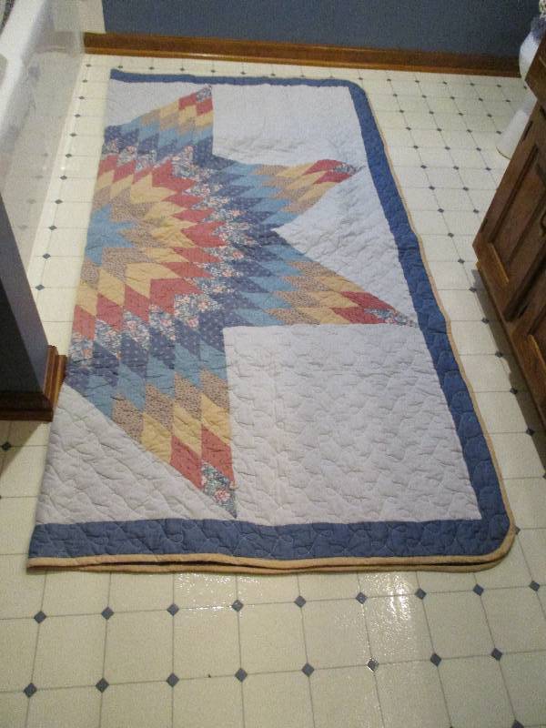 lot 278 image: Sunburst Quilt