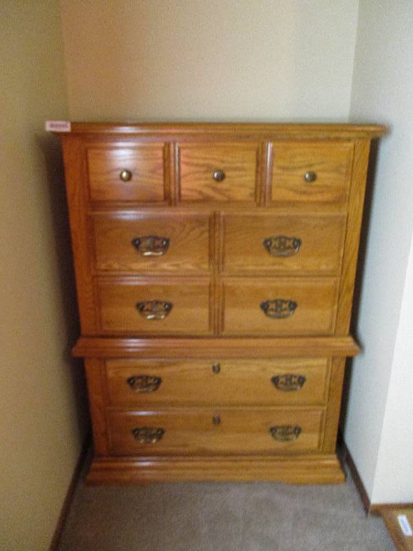 lot 187 image: Broyhill Premier Chest of Drawers