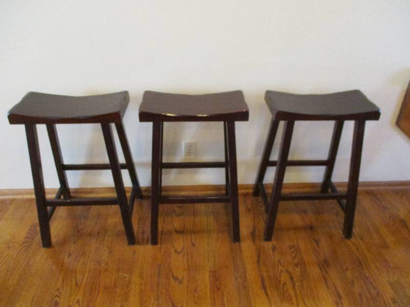 lot 293 image: Three Barstools