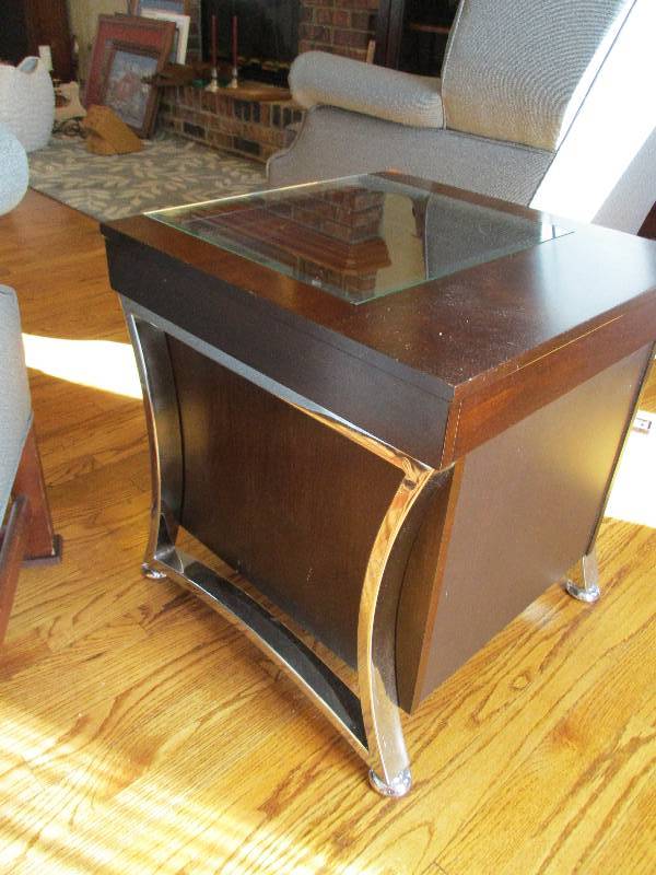 lot 305 image: End Table