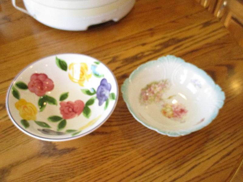 lot 1002 image: Pair of Dishes