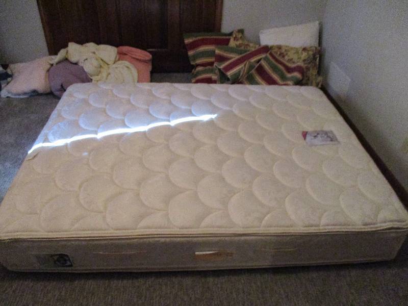 lot 323 image: Queen Size Sealy Beautyrest Posturepedic Mattress and Box Springs