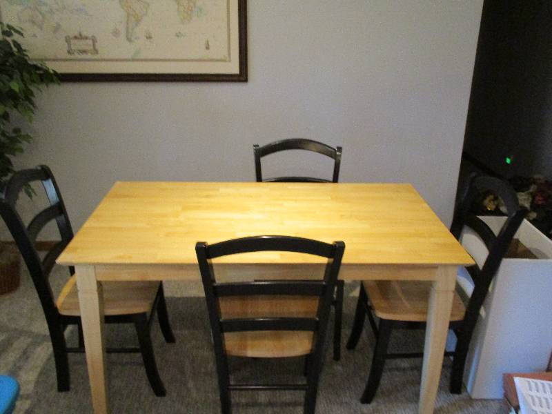 lot 363 image: Dining Room Table and Chairs