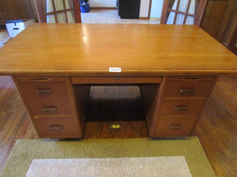 lot 265 image: Desk