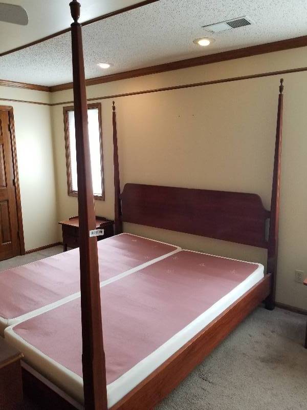 lot 185 image: King Size Poster Bed