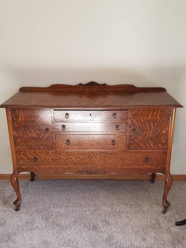 lot 100 image: Beautiful Antique Buffet
