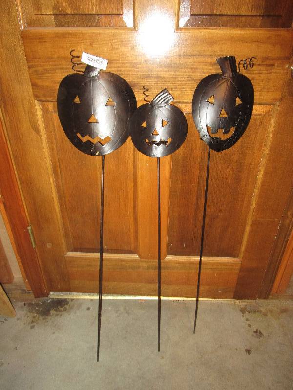 lot 1176 image: Halloween Decorations