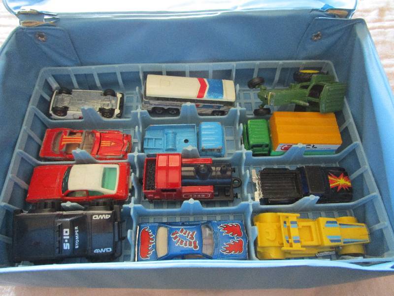 lot 1186 image: Vintage Matchbox Cars with Case - Set #1