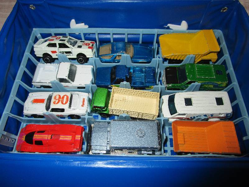 lot 1188 image: Vintage Matchbox Cars with Case - Set #3