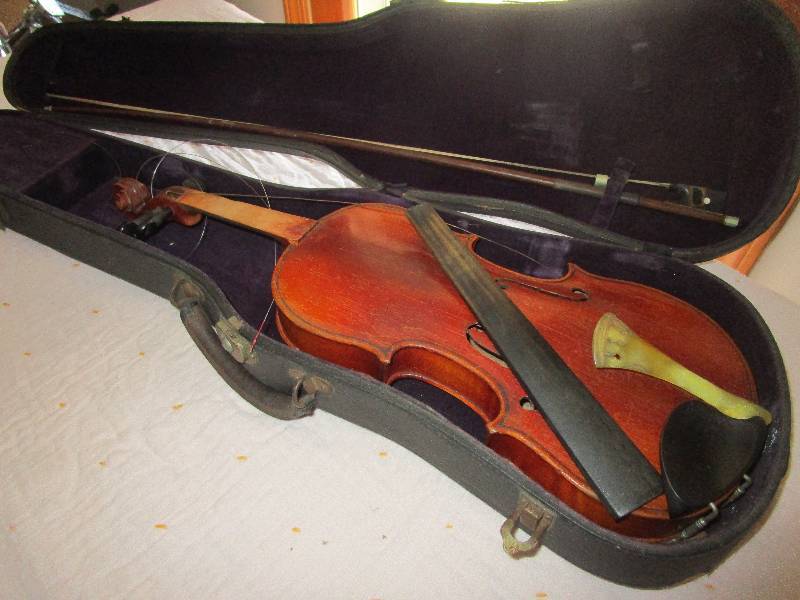lot 1192 image: Vintage Violin with Case
