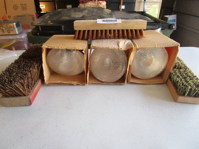 lot 1208 image: Random Lot of Items