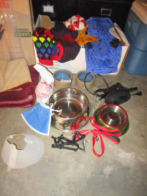 lot 374 image: Large Lot of Pet Items
