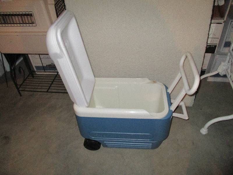 lot 1272 image: Rolling Cooler