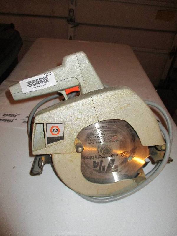 lot 1293 image: Black and Decker Circular Saw