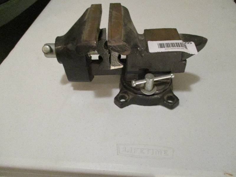 lot 1295 image: Buffalo Vise