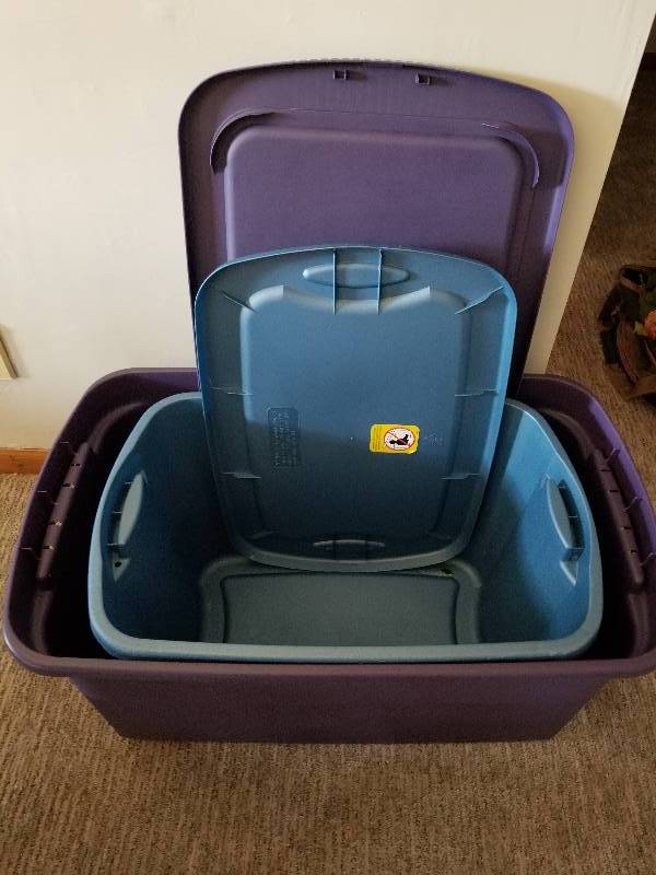 lot 1011 image: Two Totes with Lids