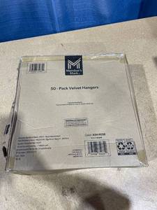 lot 1226 image: Members Mark 50 Pack Elite Quality Velvet Hangers - Ash Rose.