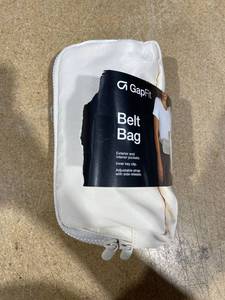 lot 1242 image: GapFit Belt Bag Cream.